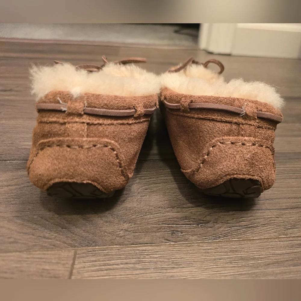 UGG Kids Dakota Moccasin Slipper Chestnut Size 1 Unisex Cozy Comfy Cute
